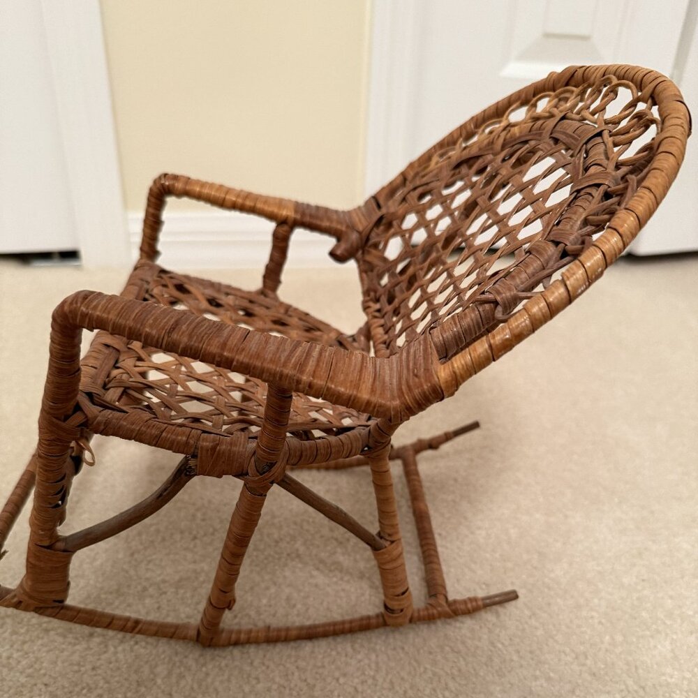 Rattan rocker for dolls playtime fun - Picture 3 of 5